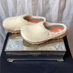 Topo Athletic Revive Women’s Recovery slippers; Size 6